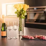 Luxury With Panoramic Views, Sauna, Hot Tub & Cinema Chalet *