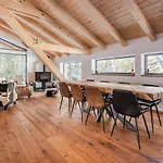 Luxury With Panoramic Views, Sauna, Hot Tub & Cinema Chalet *